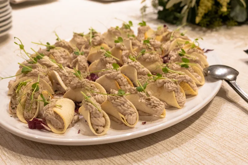 Antipasto di crespelle con mousse, cena Sapori della Costa di Bolgheri al Ristorante Alcide
