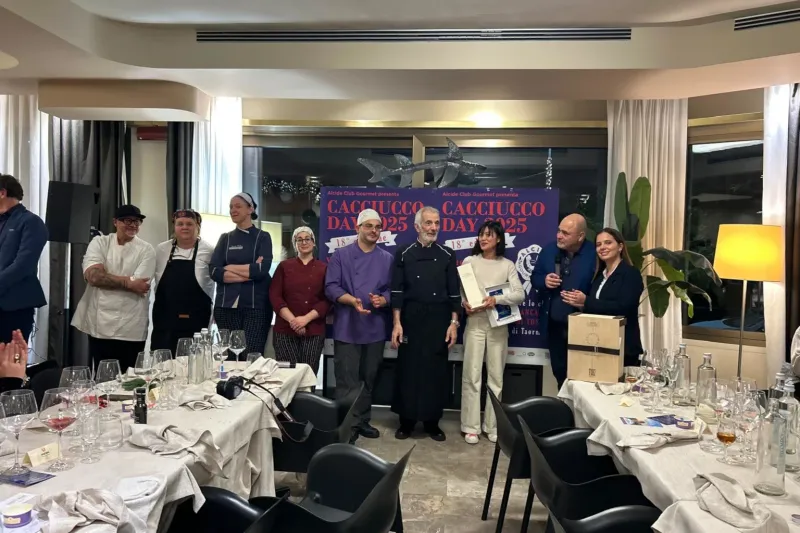 Tavola imbandita al Cacciucco Day di Alcide