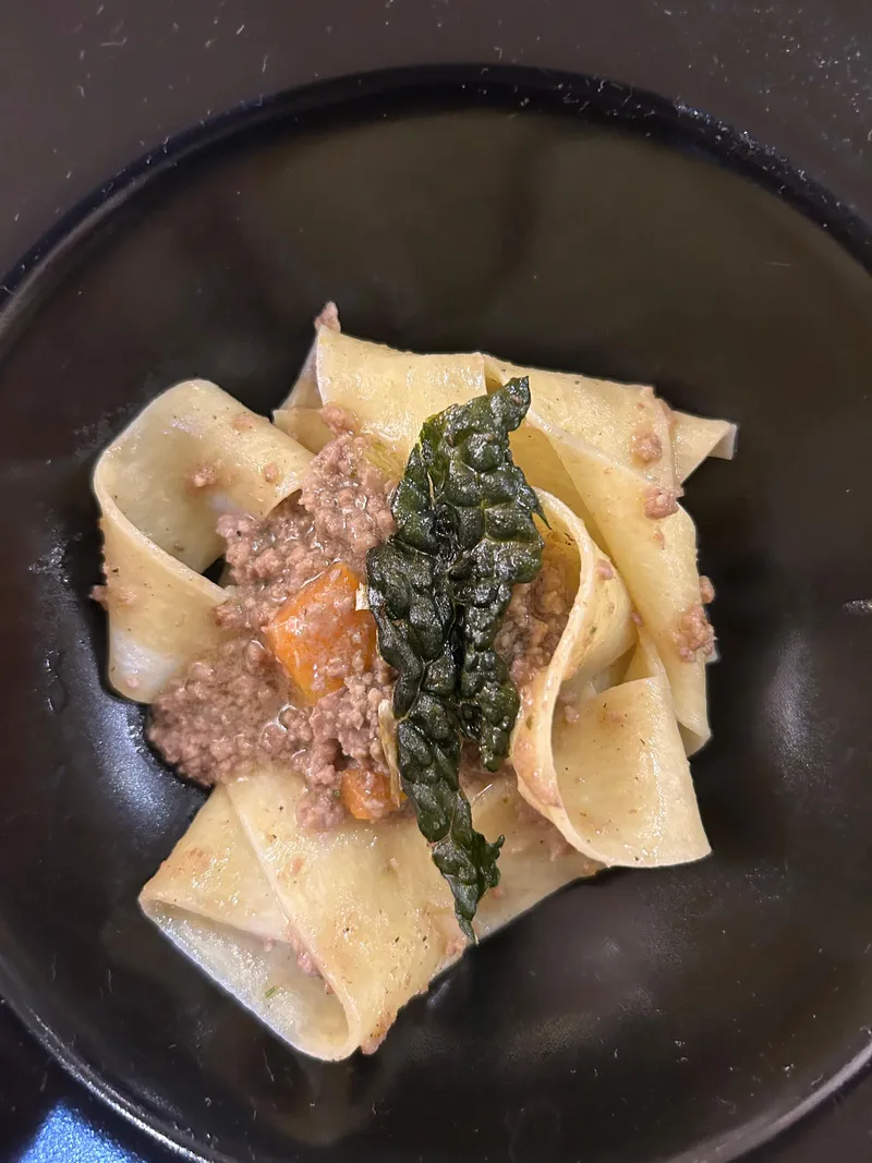 Pappardelle al ragu di Chianina con chips di cavolo nero, I Tesori del Chianti al Ristorante Alcide